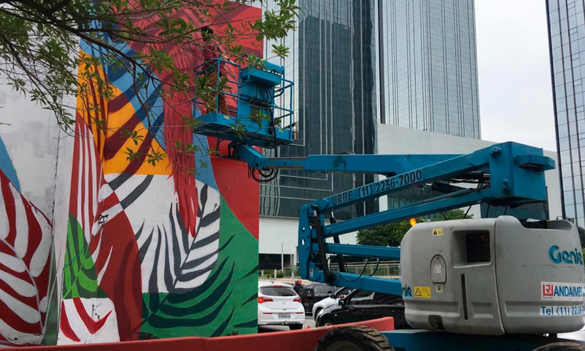 plataforma aerea urbe utilizada em pintura de fachada