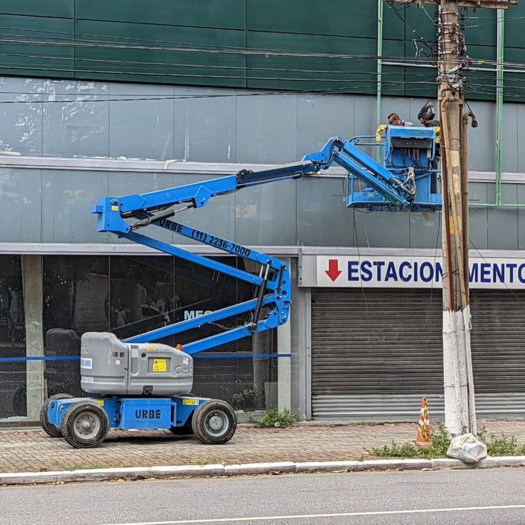 Plataforma Aérea sendo utilizada em trabalho de comunicação visual