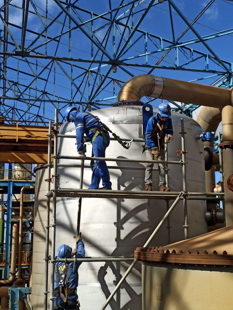 Andaime Multidirecional Urbe em tanque de usina