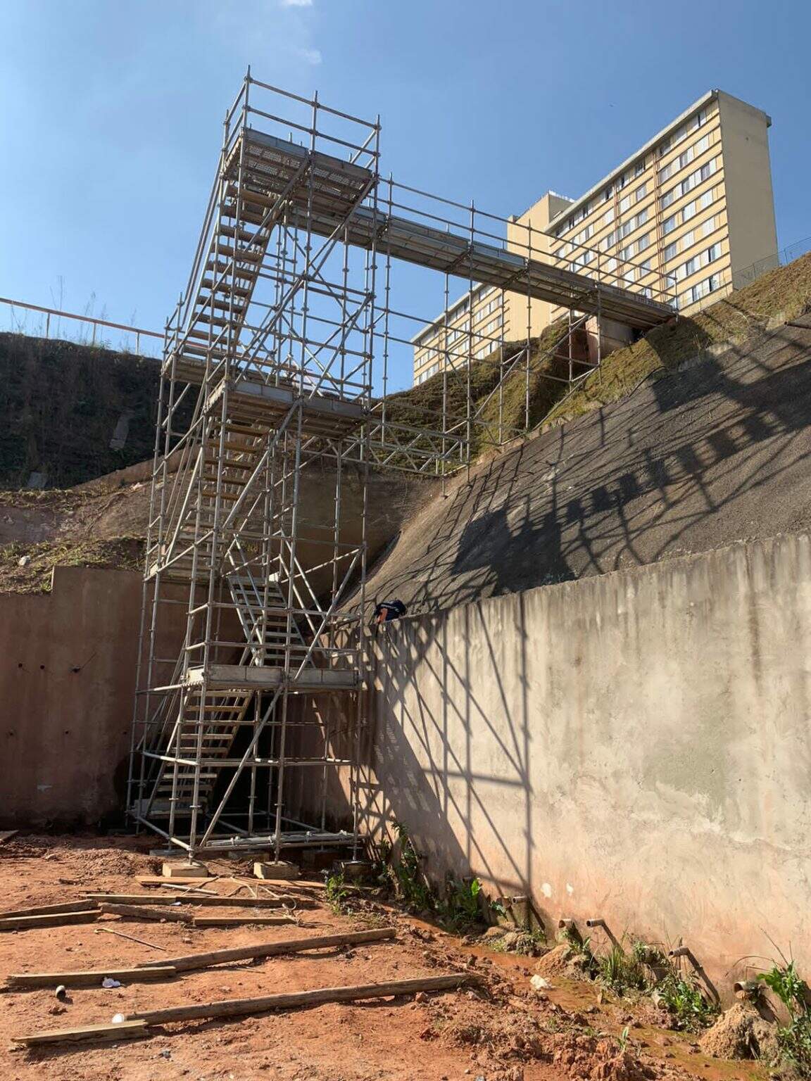 Andaime Multidirecional com Escada de Acesso Urbe utilizado em obra da construção civil